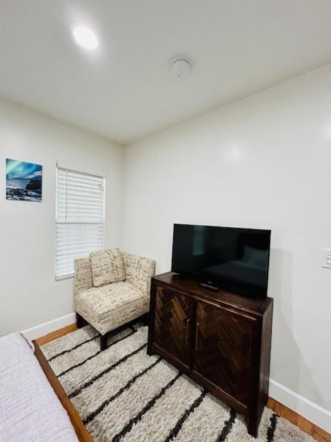 Gated Contemporary 3 Bedroom - 2 Bathroom Home In South La Plus Parking ลอสแอนเจลิส ภายนอก รูปภาพ